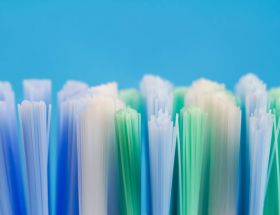 抗菌刷絲在不同溫度和濕度條件下的表現如何？