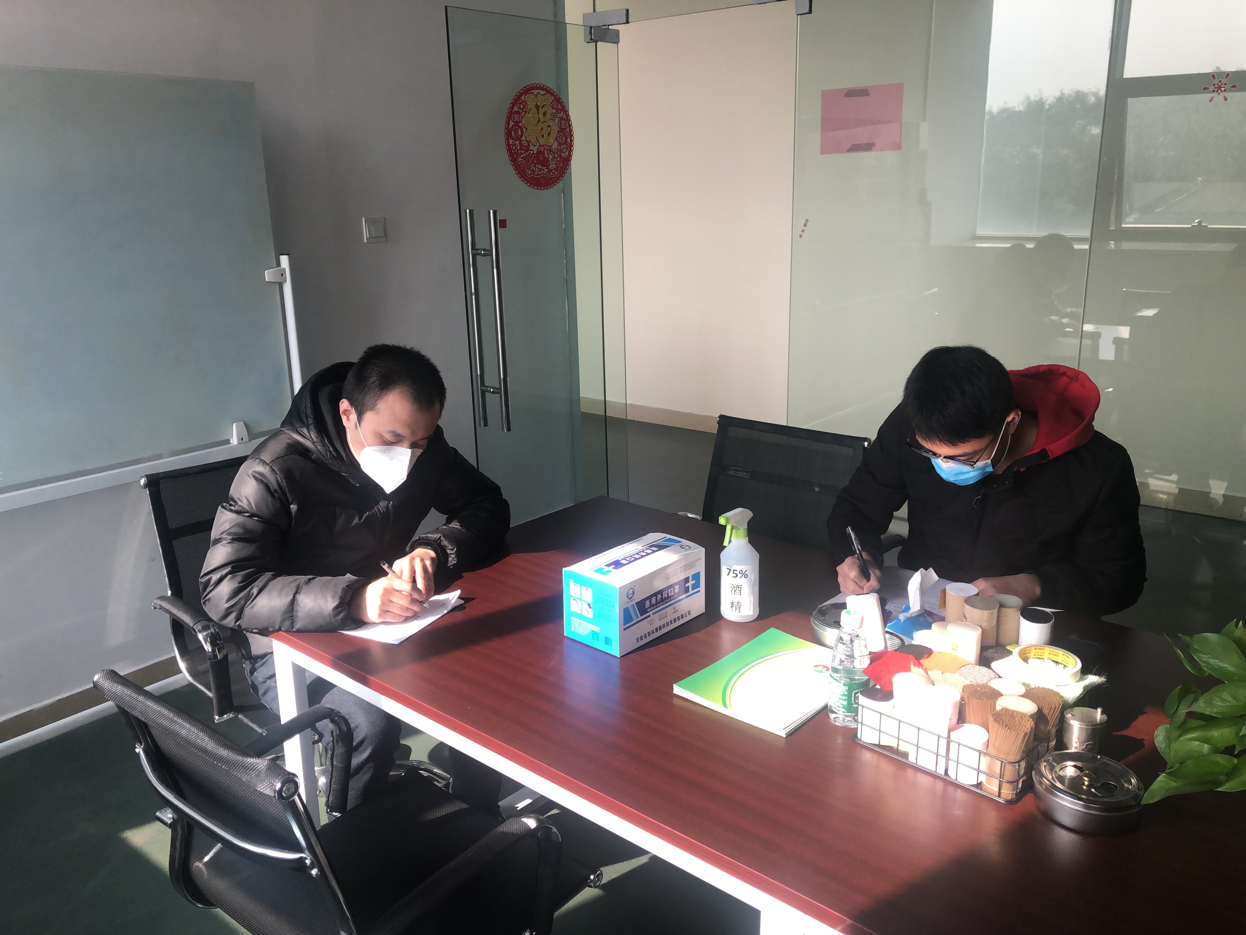 發放口罩,填寫登記表 發放口罩,填寫登記表