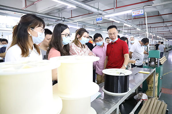 參訪團(tuán)實(shí)地參觀明旺生產(chǎn)車間 參訪團(tuán)實(shí)地參觀明旺生產(chǎn)車間